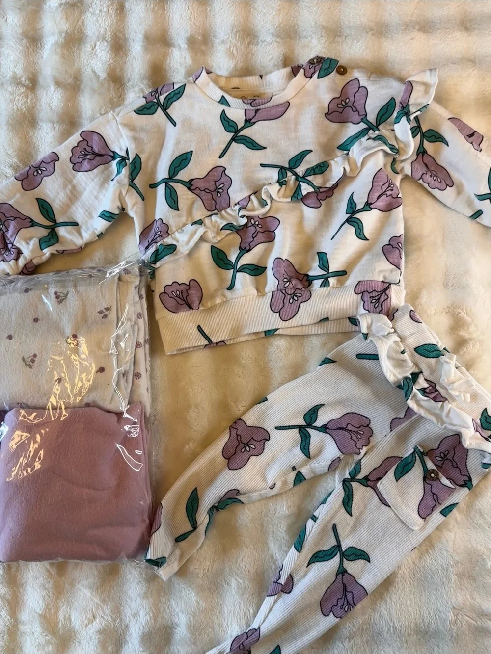 Jessica Simpson White Floral Ruffle Sweatshirt & Leggings Set w/ 4 pack Blankets